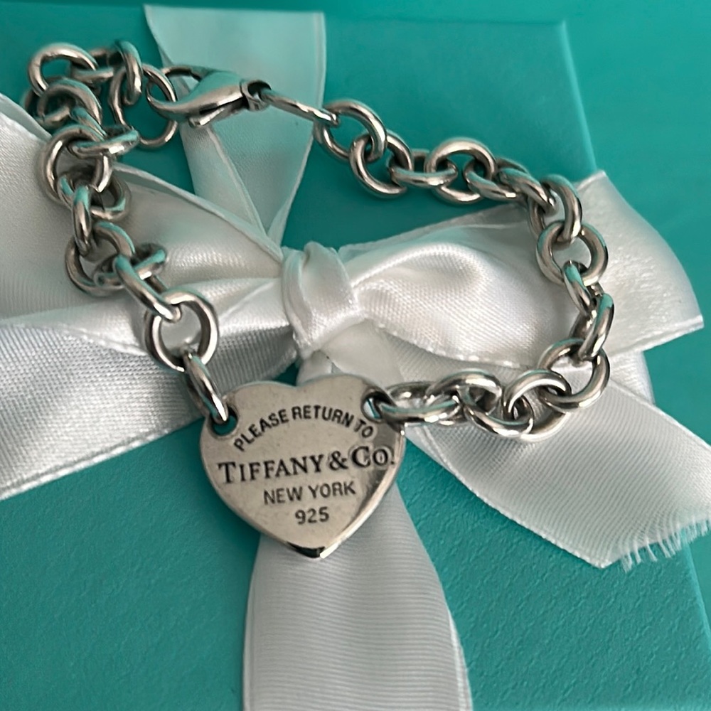 8.75” long Tiffany & Co Heart Tag Chain Link Bracelet  HARD TO FIND IN THIS SIZE